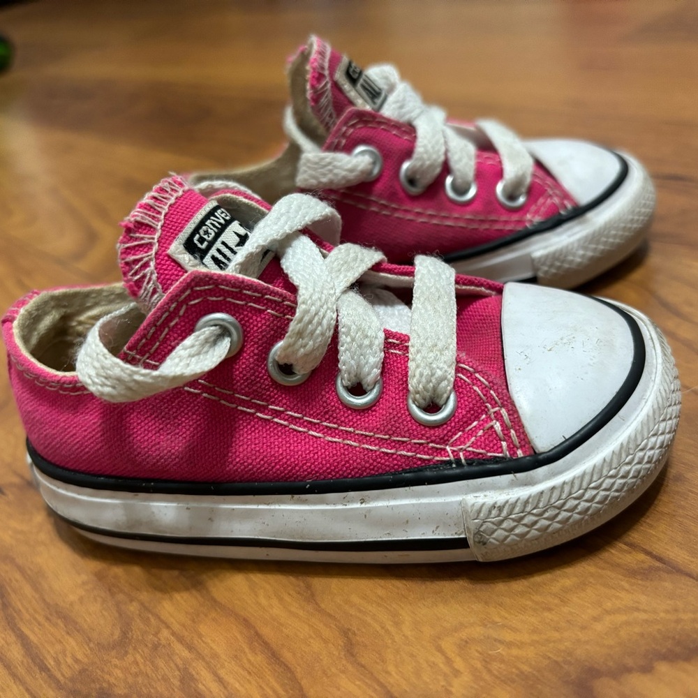 BABY 🖤 CHUCKS